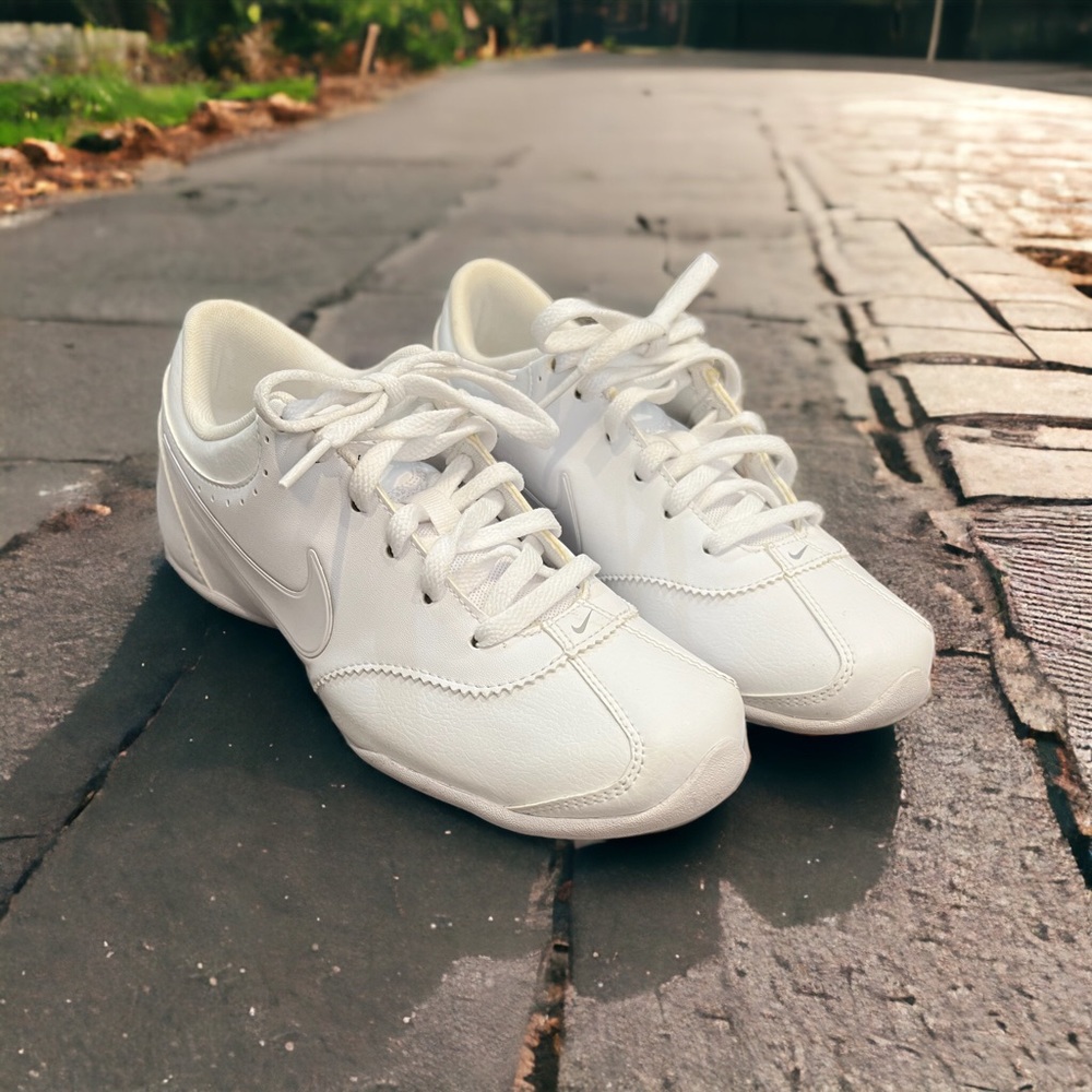 Nike White Cheer Unite Shoes Sneakers Size 5.5 Gem